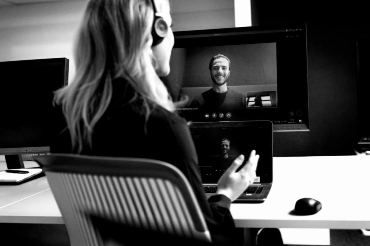 Человек анализирует финансовые графики и инвестиционные возможности